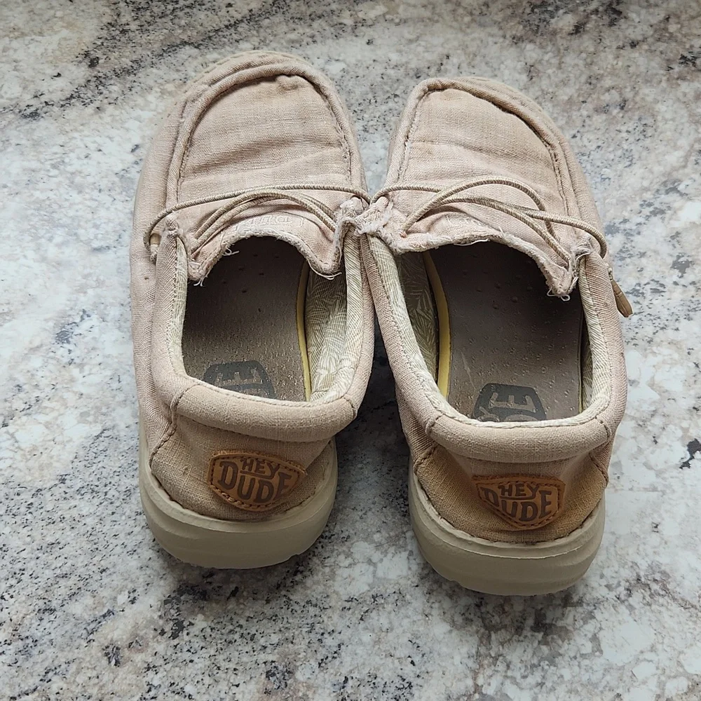 Hey dudes size 1 tan